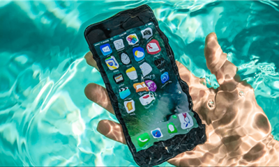 10 điều bạn không nên làm khi smartphone bị rơi xuống nước.
