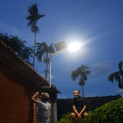 Lắp đèn năng lượng mặt trời công suất 200w Siêu Sáng